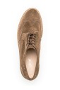 chaussure-a-lacets-avec-dessus-en-daim