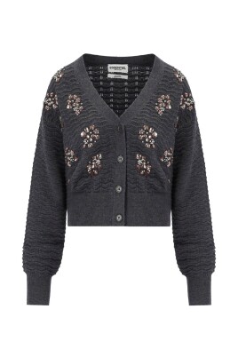 cardigan-en-laine-grise-avec-details-de-bijoux