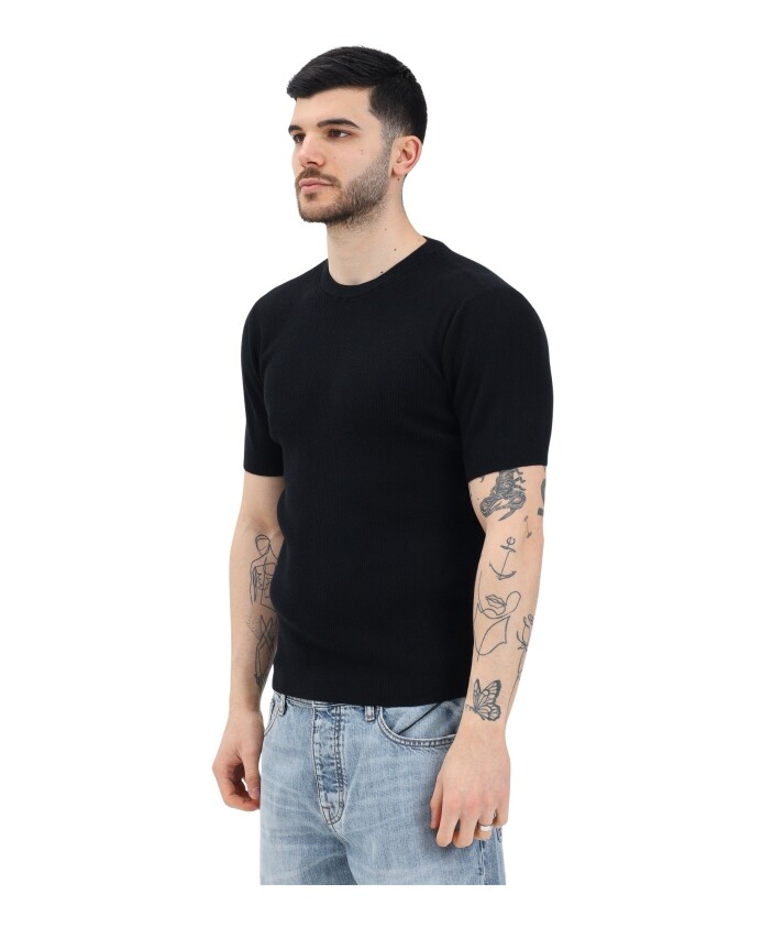 pull-noir-a-manches-courtes