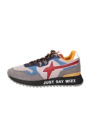 Sneaker Yak-M in tessuto tecnico, suede e pelle, con dettagli in contrasto colore. Allacciatura con occhielli metallici, suola in gomma ultra leggera con bordo stampato e battistrada personalizzato.