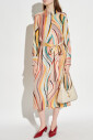robe-avec-une-ceinture-a-la-taille