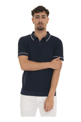 polo-a-contraste-avec-logo