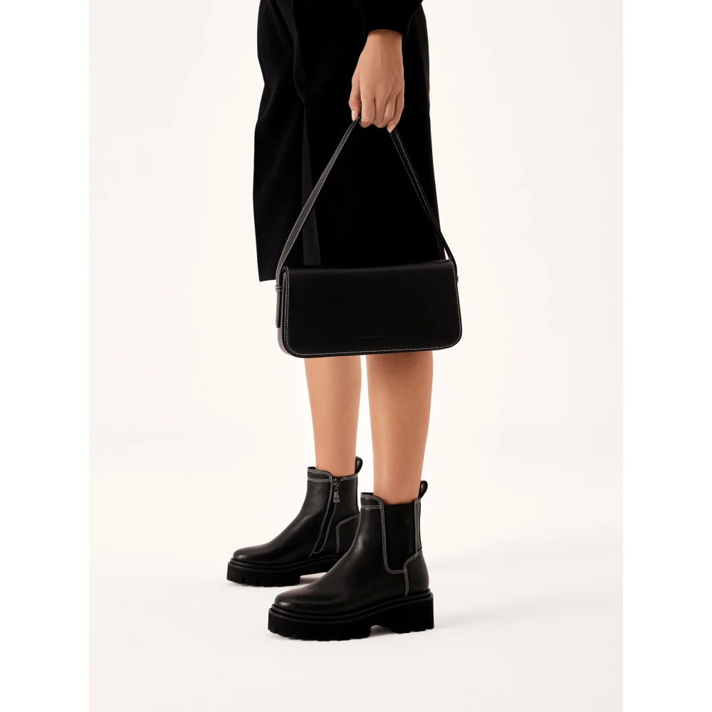 Kazar Zwarte leren handtas in minimalistische stijl Black Dames
