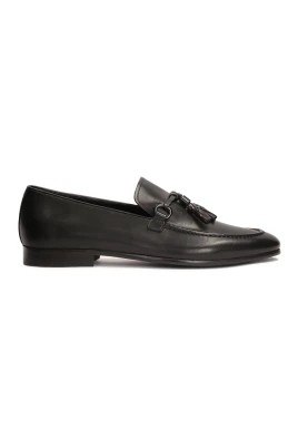 Svarta loafers med tofs.Denna produkt har stor storlek.