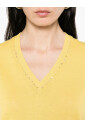 gilet-jaune-a-paillettes-et-col-en-v
