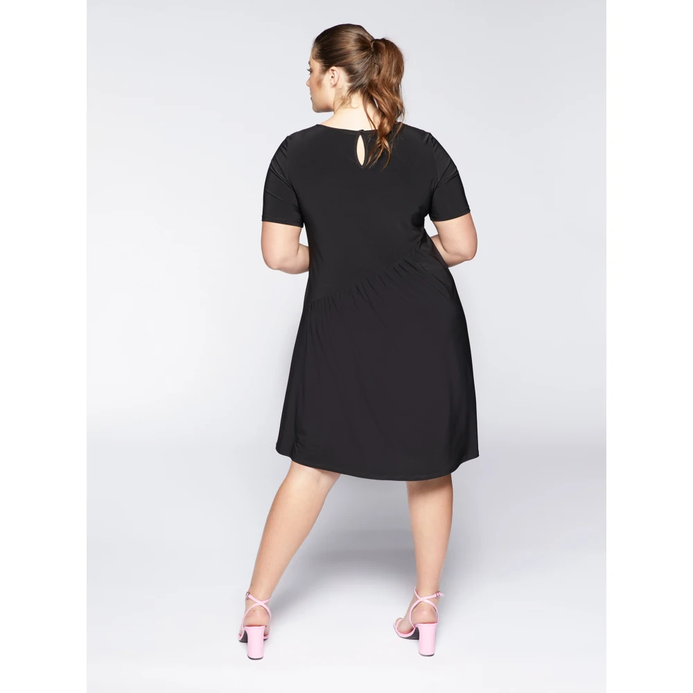 Fiorella Rubino Jerseyjurk met Gerimpelde Diagonale Snit Black Dames