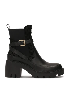 Svarta stövlar med slip-on på solid sula med klack