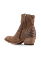 beige-daim-cloute-bottes
