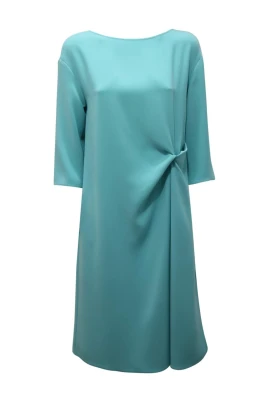 Elegant klänning med sidoslits