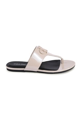 logo-detail-thong-sandals