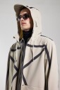 impermeable-impermeable-avec-des-rayures-reflechissantes
