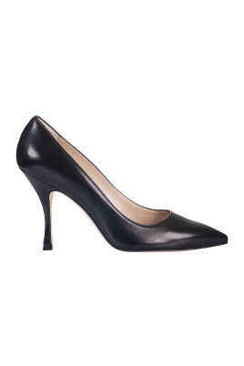 black-leather-pumps