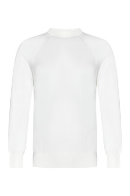 white-crewneck-sweater-casual-style