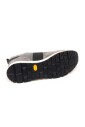 chaussure-grise-en-daim-avec-carreaux-en-laine