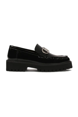 Loafers med chunky sula och skrynklat överdel.Denna produkt har stor storlek.