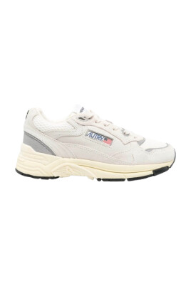 sneakers-blanches-en-cuir-avec-bout-perfore