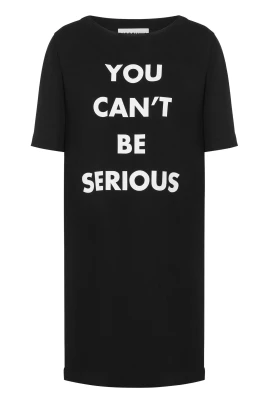 Svarta klänningar med You Can't Be Serious Print