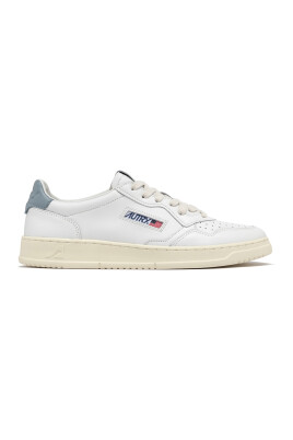 sneakers-en-cuir-blanc-style-chic
