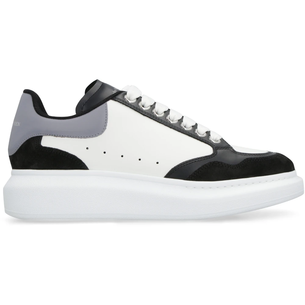 Alexander McQueen Chunky Sole Leren Sneakers met Suède Inzetstukken Dames Schoenen Zwart