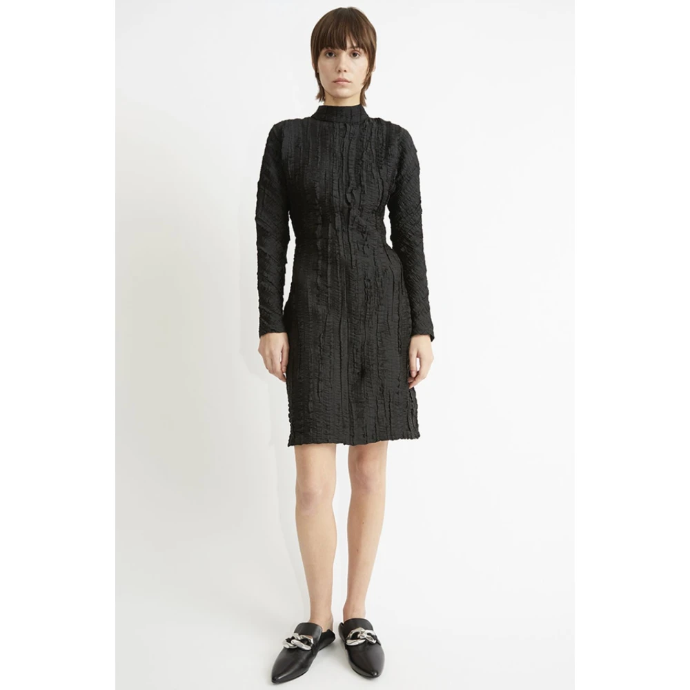 Rodebjer Gestructureerde High-Neck Mini Zwarte Jurk Black Dames