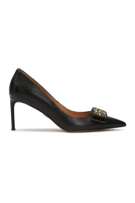 Svarta pumps med stora dekorerade rosetter