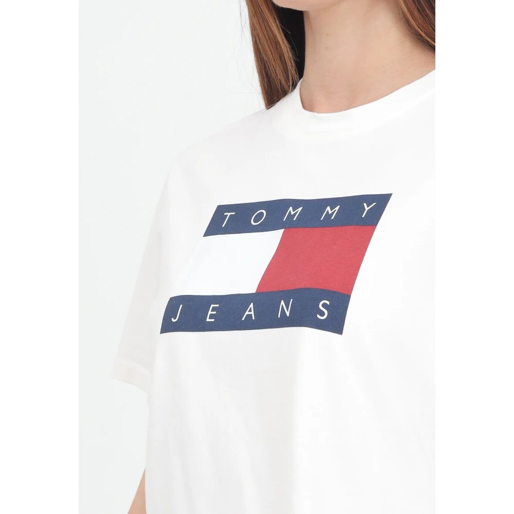 Tommy Jeans Witte Streetwear T-shirt met Vlag Badge White Dames