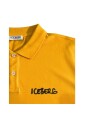 polo-jaune-avec-logo-sur-la-poitrine