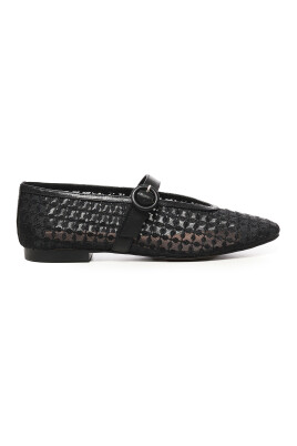black-flat-shoes-with-buckle-strap