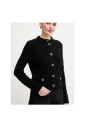 gebreid-vest-met-gouden-knopen