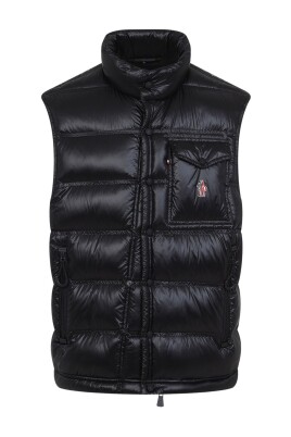tricot-noir-ss25-elegant-garde-robe-hivernale
