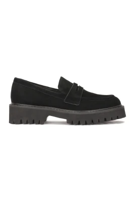 Svarta mocka slip-on skor.Denna produkt har stor storlek.
