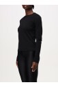 haut-noir-ajuste-design-minimaliste
