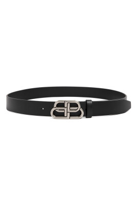 black-leather-belt-with-logo-plaque
