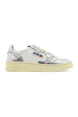 sneakers-talon-metallique-style-urbain-chic