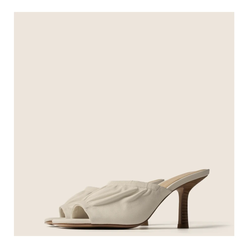 L37 Heeled Mule