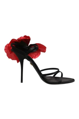 Sandaler med remmar och blombård