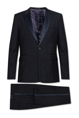 costume-avec-des-inserts-en-satin