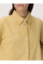 chemise-en-cuir-jaune-coupe-decontractee
