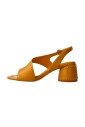 sandales-en-cuir-jaune-avec-clous-dores