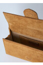 sac-a-main-en-daim-avec-plaque-logo