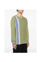 pull-vert-clair-a-col-en-v-avec-details-rayes