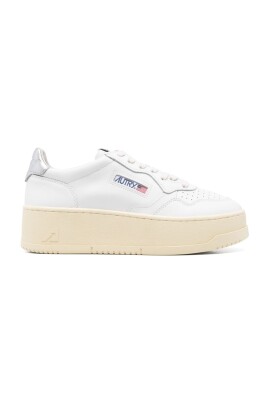 sneakers-blanches-avec-detail-perfore-elegant