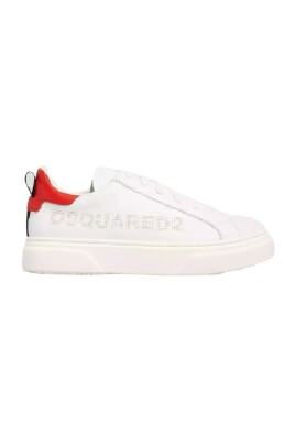 baskets-blanches-classiques-a-lacets
