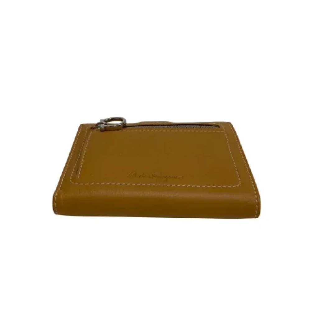 Salvatore Ferragamo Pre-owned Leather wallets Beige Dames