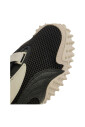 sneaker-noir-avec-semelle-en-caoutchouc-texture