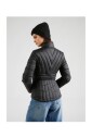 licht-getailleerde-puffer-jas