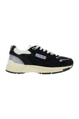 sneakers-basses-noires-avec-logo