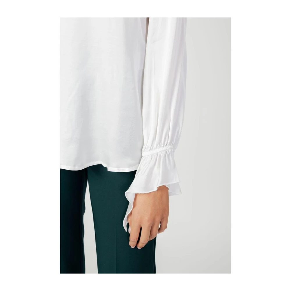 Sandro Ferrone Witte Satijnen V-Hals Blouse Lange Mouwen White Dames