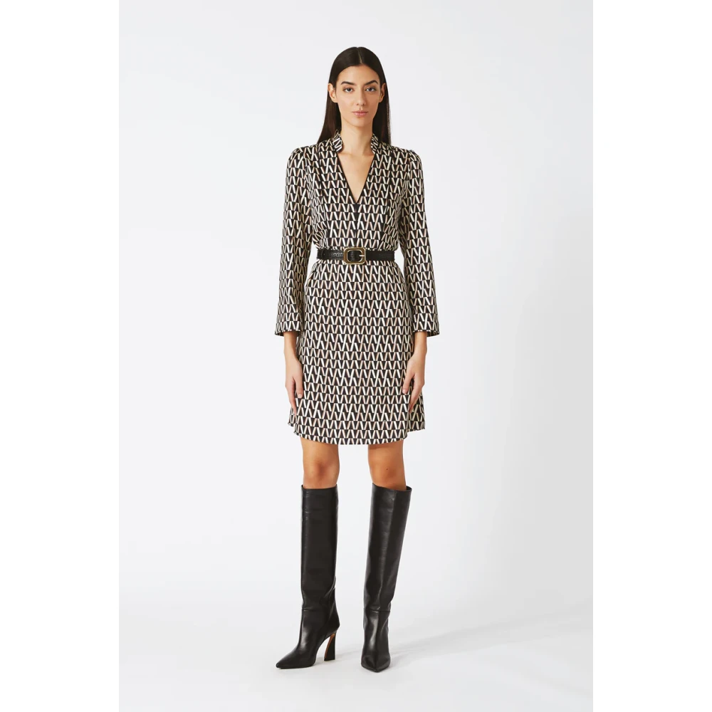 Nenette Zwarte Logo Print V-Hals Jurk Black Dames