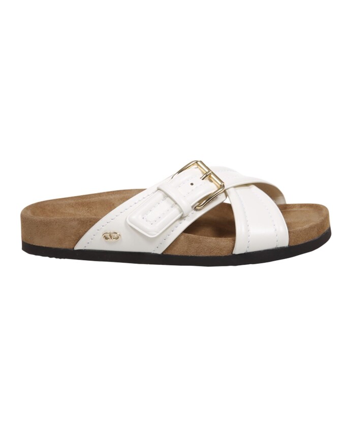 sandales-plates-blanches-en-cuir-style-elegant